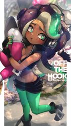 2girls belly belly_button black_hair blush boots breast_squish carrying cleavage clothed dark_skin fingerless_gloves gloves green_eyes green_hair groin hair_ornament headphones hi_res high_resolution highres hizake kashu_(hizake) long_hair looking_away marina_(splatoon) midriff mole mole_under_mouth navel navel_piercing off_the_hook_(splatoon) open_mouth outdoors pearl_(splatoon) piercing pink_hair poking_ass short_hair splatoon splatoon_2 symbol-shaped_pupils tongue two_tone_hair upper_teeth wide_eyed yellow_eyes zipper_pull_tab