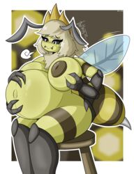 abdomen antennae athena_(bootleggz) bee bee_girl belly belly_button belly_rub big_belly big_breasts black_sclera blurry_background blush bootleggz breast_grab breast_squeeze breasts bug bug_girl crown eyeshadow fangs glistening glistening_body hand_on_ass hand_on_belly hand_on_breast huff insect_girl insect_humanoid insect_wings insects inverted_nipples looking_down milf multi_arm multi_limb pregnant pregnant_belly puffy_areola puffy_nipples sitting stripes tan_fur tan_hair thick_thighs translucent translucent_wings white_eyes yellow_body