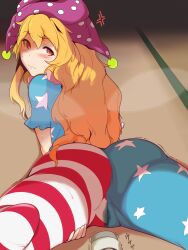 american_flag american_flag_legwear american_flag_shirt anger_vein ass bangs banned_artist blonde_hair blue_dress blush closed_mouth clownpiece commentary_request dress eyebrows_visible_through_hair fairy_wings feet_out_of_frame female from_behind hat hekiga_(freelot) highres jester_cap long_hair looking_at_viewer looking_back lying on_stomach pantyhose polka_dot purple_headwear pussy_juice red_eyes sex_toy short_sleeves solo star_(symbol) star_print tatami thighs touhou trembling very_long_hair vibrator wavy_hair wings