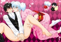 2boys barefoot black_hair blush bottomless canon_crossdressing chibi clenched_teeth covering_crotch covering_self crossdressing drag_queen embarrassed femboy gay gintama gintoki_sakata hijikata_toshiro inukkoro josou_seme kimono lipstick looking_down male male_only mayonnaise obi official_alternate_costume paako pants_around_one_leg pants_down pink_background police_officer police_uniform sexual_harassment shinsengumi_(gintama) silver_hair spread_legs sweatdrop tabi twintails uniform yaoi