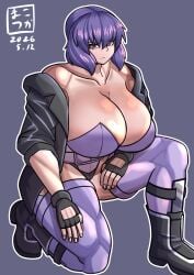 1girls artist_signature boots cleavage dated female female_only fingerless_gloves ghost_in_the_shell ghost_in_the_shell_stand_alone_complex gloves huge_breasts kusanagi_motoko leather_jacket leotard medium_hair muscular pink_eyes poyozodoll purple_hair serious simple_background thick_thighs thighhighs