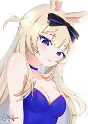 1girl :3 animal_ears artist_name bangs bare_shoulders black_choker blonde_hair blue_choker blue_eyes blue_leotard blush bow breasts bunny_ears bunny_girl bunnysuit choker cleavage closed_mouth collarbone diagonal_stripes eyebrows_visible_through_hair female hair_bow leotard long_hair looking_at_viewer medium_breasts solo strapless striped striped_background upper_body vertical_stripes virtual_youtuber vyugen white_background yenko