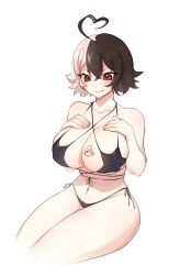 1girl ahoge bikini black_bikini black_hair blush breasts brown_hair cleavage closed_mouth collarbone eyebrows_visible_through_hair female front-tie_bikini front-tie_top hair_between_eyes huge_ahoge huge_breasts large_breasts long_hair looking_at_viewer mixed_hair_color momotexx_(vtuber) multicolored_hair navel red_eyes short_hair side-tie_bikini smile solo striped swimsuit virtual_youtuber vyugen white_background