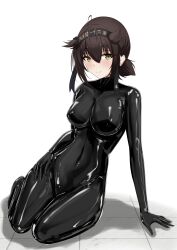 2022 absurdres arm_support bodysuit breasts brown_hair female female hachimaki hand_on_hip hatsuzuki_(kantai_collection) headband highres kantai_collection kneeling looking_at_viewer rubber_suit shiny shiny_clothes short_hair smile solo tight tight_clothing trashycontents_(artist) yellow_eyes