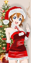 blue_eyes christmas christmas_outfit christmas_tree dress homugoji kousaka_honoka orange_hair santa_hat strapless