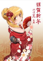 absurdres alternate_hairstyle blonde_hair drill_hair earrings female floral_print flower hair_flower hair_ornament hand_fan highres holding holding_fan human human_only japanese_clothes japanese_text jewelry kimono looking_back magical_girl mahou_shoujo_madoka_magica mami_tomoe new_year oiran ponytail puella_magi_madoka_magica ring sash smile solo tomoe_mami translation_request twin_drills yanmaami yellow_eyes yukata