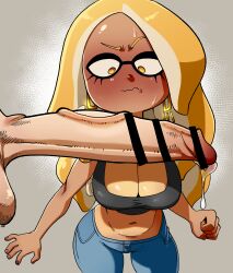 1boy absurdres bar_censor bibi_(splatoon) blonde_hair blue_pants blush breasts censored cleavage cowboy_shot denim denim_bottomwear denim_clothing denim_jeans female grey_background highres jeans large_penis low-riding low_rise medium_breasts midriff navel nuclearwasabi pants penis precum shadow splatoon splatoon_(series) splatoon_2 testicles veins veiny_penis yellow_eyes