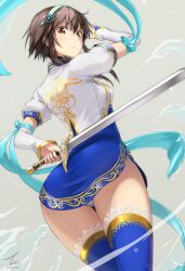 ass blue_thighhighs blush breasts brown_eyes brown_hair chai_xianghua chinese_clothes closed_mouth commentary_request dress elbow_gloves female from_behind gloves headband highres legs_together looking_at_viewer looking_back medium_breasts panties pantyshot short_hair simple_background skirt solo soul_calibur standing sword tea_(nakenashi) thighhighs underwear upskirt weapon white_gloves white_panties