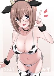 2021 animal_ears animal_print bikini blush border breasts brown_hair chinese_zodiac choker cleavage collarbone commentary_request cow_ears cow_horns cow_print fake_animal_ears fake_horns female hair_between_eyes hairband hand_up highres horns ikari_manatsu kamihira_mao large_breasts looking_at_viewer navel open_mouth original purple_eyes shadow short_hair side-tie_bikini_bottom simple_background skindentation smile solo swimsuit thighhighs v white_background white_border wristband year_of_the_ox