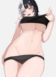 big_breasts black_hair black_panties blunt_bangs breasts clothes_lift commentary cowboy_shot female from_below grey_hair groin hair_ornament hand_up highres hololive hololive_english hololive_english_-advent- ku_roiko large_breasts lifted_by_self long_hair looking_at_viewer looking_down multicolored_hair navel panties red_pupils roikopi shiori_novella smile solo split-color_hair teeth thighs two-tone_hair underwear upper_teeth_only virtual_youtuber yellow_eyes