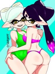 2girls big_ass big_breasts bikini black_hair callie_(splatoon) cousins earrings green_highlights hug inkling marie_(splatoon) pink_highlights splatoon squid_sisters squishcap_(artist) swimsuit thong_bikini twitter_username unusual_pupils white_hair wide_hips yellow_eyes